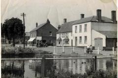 Kings-Arms-and-pond-c1950s