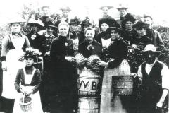 Raspberry-pickers-Braceys-Farm-c1920