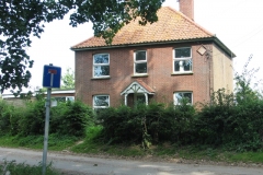 Mustard Hyrn farmhouse